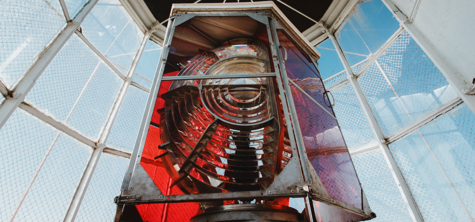 Lampe de phare vue de l’intérieur symbolisant l’équipement et l’accompagnement des utilisateurs informatiques