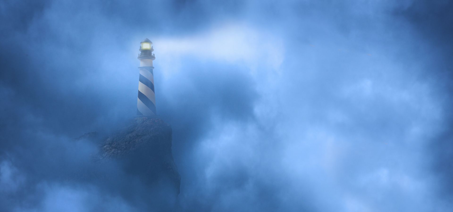 Phare dans la brume symbolisant l’évaluation des risques IT pour les PME à Quimper et en Finistère