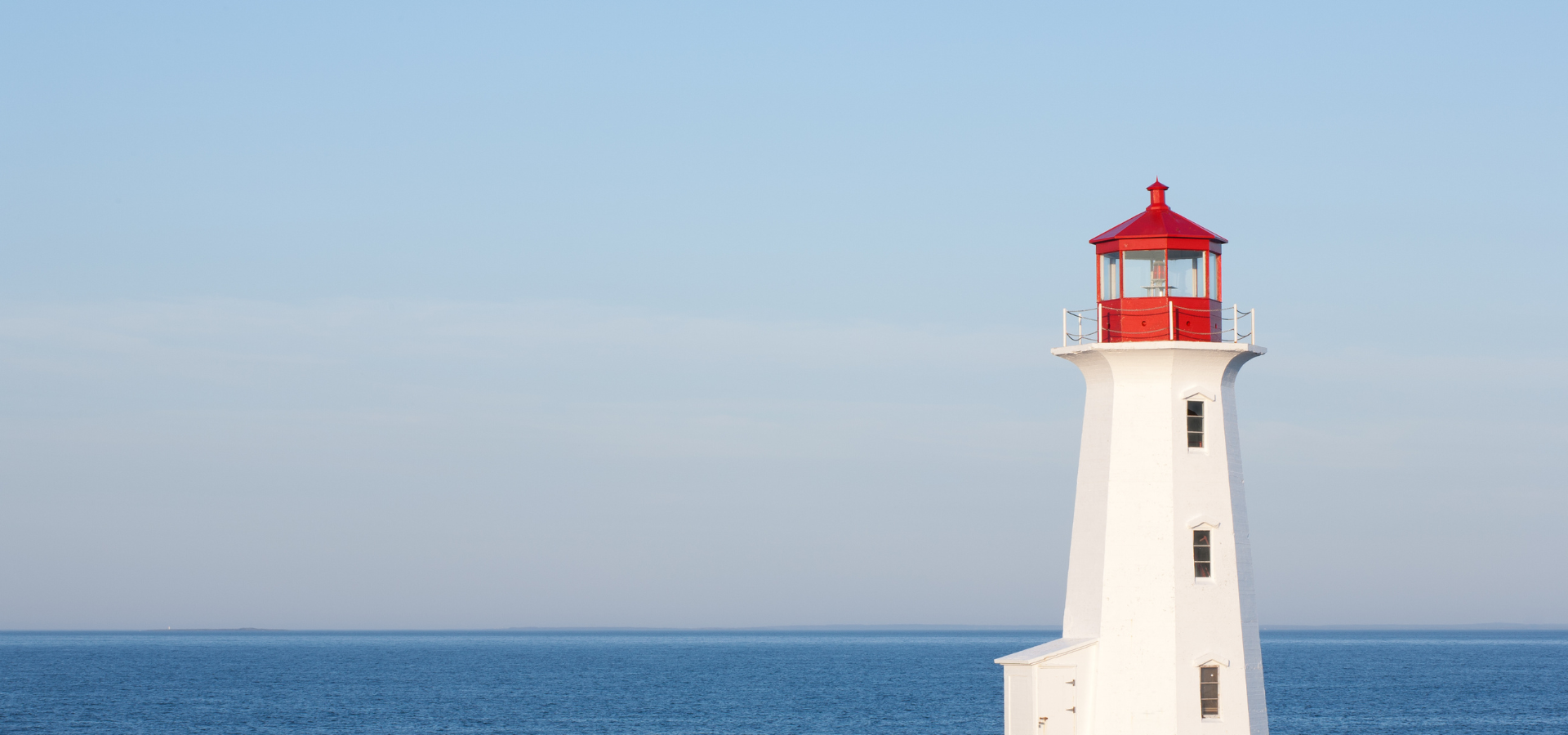 Phare sur mer calme symbolisant un hébergement de données sécurisé à Quimper et en Finistère