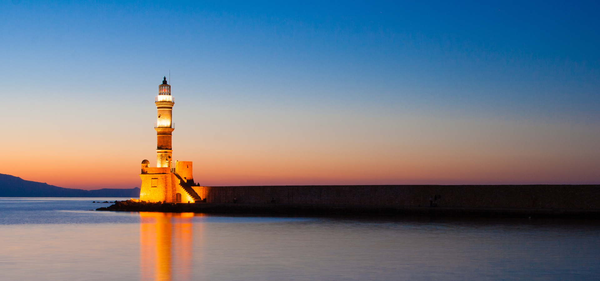 Phare à l’aube sur mer calme en Bretagne symbolisant l’optimisation des performances du système d’information
