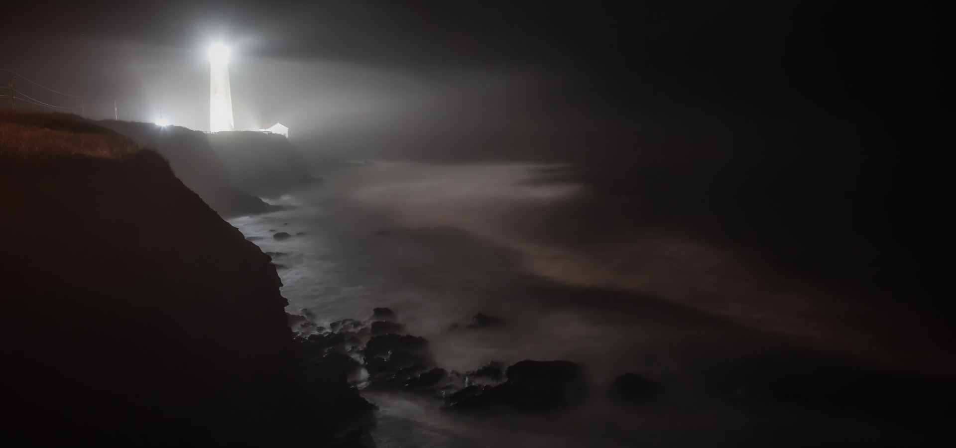 Phare la nuit symbolisant la cybersécurité pour les PME à Quimper et en Finistère