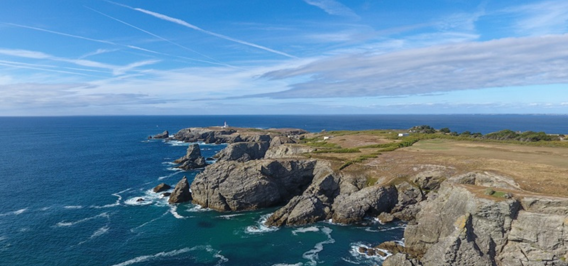 Phare breton sur horizon dégagé symbolisant la confiance et la fiabilité d’Arinfo