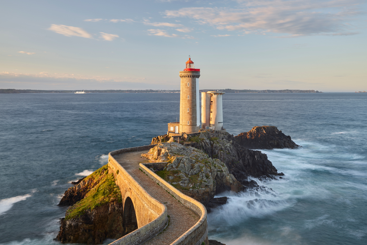 Phare en Bretagne face à une mer dégagée symbolisant un système d’information maîtrisé