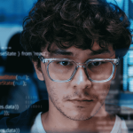 technicien infogérance surveillant un système informatique