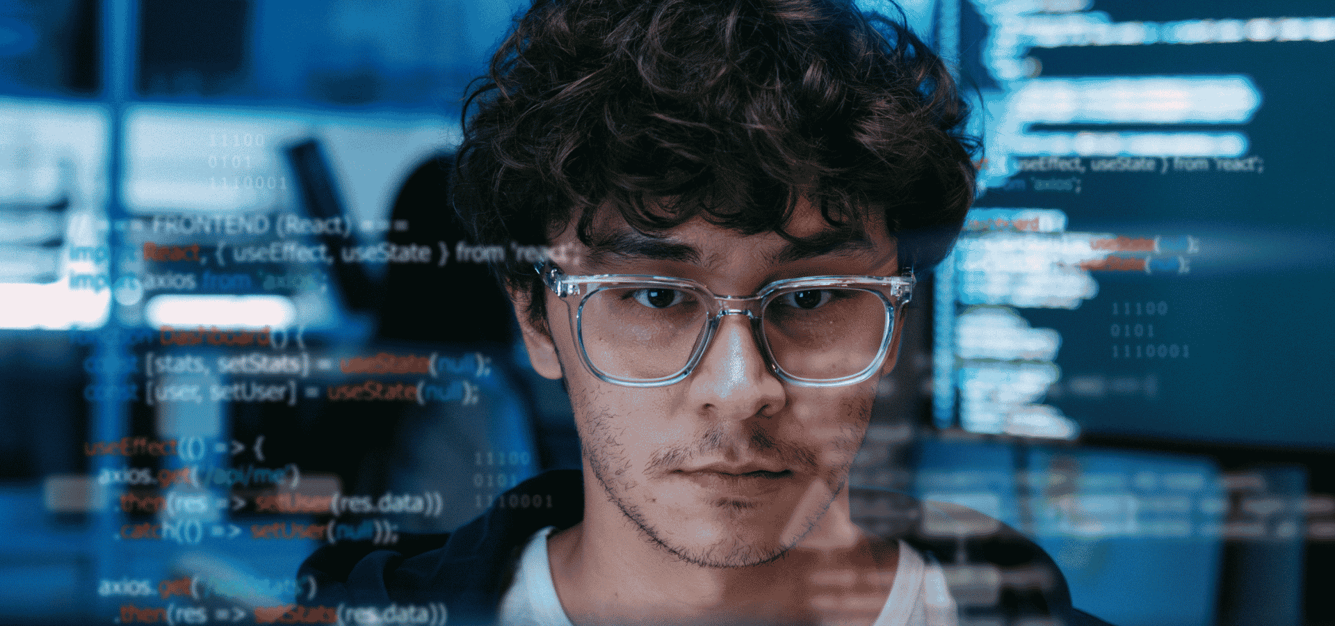 technicien infogérance surveillant un système informatique